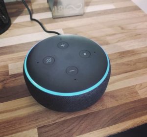 Amazon Echo dotを机に置いている写真